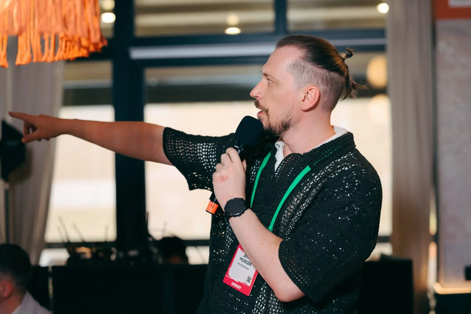 Денис Медведев выступает на сцене Startup Village 2026